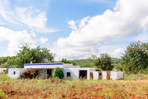 Opportunity of realising your own vision of your bespoke mediterranean home, consisting of two fincas for refurbishment. Ideally and idyllically located in the campo between Sta. Eulalia and San Carlos, you are able to extend the two existing fincas ...
