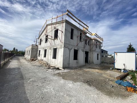 Camaret-sur-Aigues, I offer you a professional building of 449.61 m2 with storage sheds, offices, changing rooms and a beautiful apartment of 89 m2 and its large terrace in a craft zone. Work in progress, the building is Sold out of water and is posi...