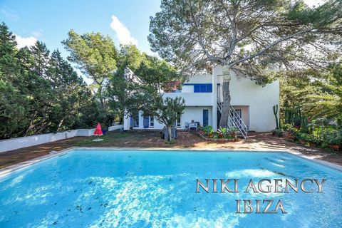 House in Cala Vadella close to the beach House in San José Cala Vadella close to the beach. The house has a constructed area of 203 m² and a plot of 1.800 m². It consists of a large living-dining room with open fireplace, separate kitchen, 3 bedrooms...