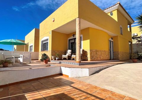 This 3 bedroom bright villa is located in Pozo del Esparto, very close to the beach. The villa is set on a fully fenced plot of 216m2. On the front there is a parking space and a large terrace. From the terrace you have direct access to the lounge an...
