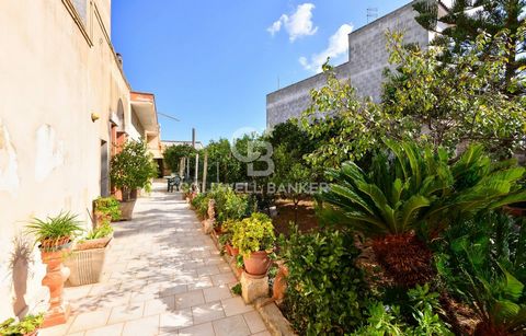 PUGLIA SALENTO SURBO In Surbo, in a well-served area not far from the historic center, we offer for sale a detached house of approximately 110 m2 with a large garden of approximately 330 m2. The property is accessed via two gates that open onto the g...