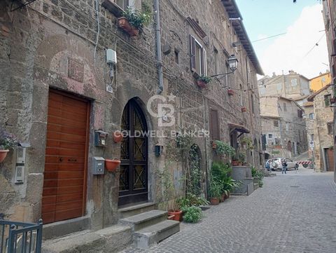For sale in the center of Ronciglione, we offer an apartment of 70 square meters, free at the deed, located on the second floor of a building. The property is in a good state of preservation, with wooden fixtures and independent heating with radiator...