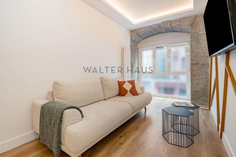 Walter Haus offers this renovated property for sale, in the heart of Madrid, a few steps from the Gran Via door. The house has 107 cadastral m², distributed as follows: hall, kitchen-dining room equipped with appliances, all of them paneled, living r...