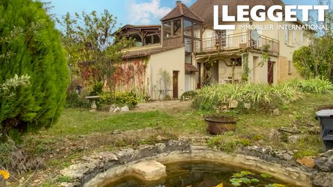 A22863TYS24 - Attractively priced house bursting with immense potential to refresh/renovate in this highly sought after dynamic town in the golden triangle of the black Périgord. Put your creative cap on and let your imagination run wild !! Can be ea...