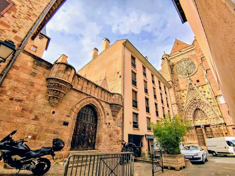 Unique in the hyper center of Rodez at the foot of Notre Dame Cathedral. Discover this 15th century house with 455m2 of living space, with its garden and its private courtyard, built during the construction of the cathedral, Canonical house, it house...