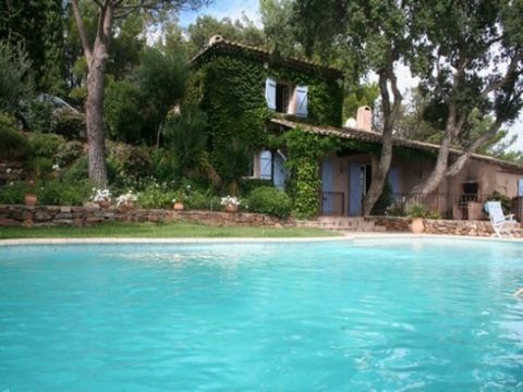Rent villa in La Coix Valmer - Var. Beautiful villa full of charm perfectly integrated in an oak tree environment with a 60m2 swimming pool. This property offers breathtaking views over the Gigaro bay and Cap Lardier. Perfect for one or more families...