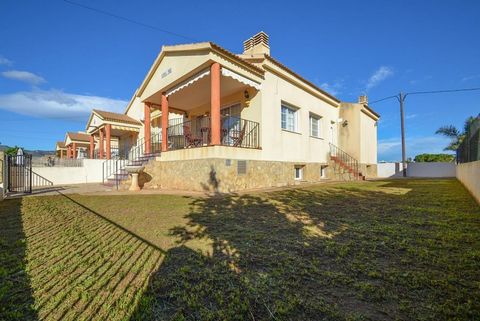 Semi-detached house for sale in les cases d?€? Alcanar 200 meters from the sea, with 292m2 of land. The house has a total of 138m2 built, and is distributed over several floors and outbuildings. The ground floor is used as a garage-storeroom, bedroom...