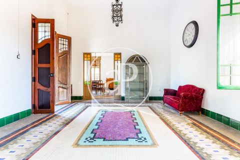 241 sqm house with Terrace and views in Guadassuar.The property has 5 bedrooms, 1 bathroom, fireplace, 6 parking spaces and garden. Ref. VV2110037 Features: - Terrace - Garden