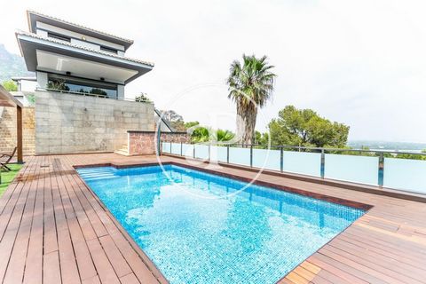 In the exclusive urbanization of Monte Picayo, just 15 minutes from the vibrant city of Valencia, this dazzling residence with sea views stands majestically. With an area of 480 square meters of imposing architecture, located on a 980 square meter pl...