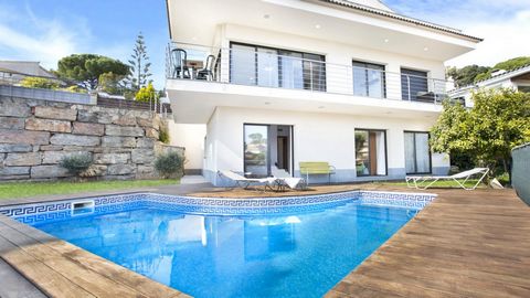 Modern huis, gelegen in Lloret de Mar, op 2,5 km van het strand (Cala Canyelles) en 8 km van Tossa de Mar, (5 km van het centrum van Lloret de Mar), in een rustige omgeving, in de woonwijk Font de Sant Llorenç. De 2 foto's van het strand komen niet o...