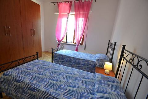 Een appartement in het zonnige Marina di Massa met 2 slaapkamers voor 5 personen. Bij de woning is voldoende plek om je auto te parkeren. Ook beschik je over een privétuin van wel 300 m² met tafel en stoelen! Gelegen in een mooie badplaats met de zee...