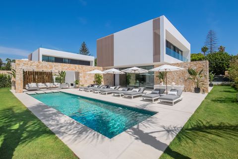 Ultra modern villa in Cortijo Blanco, a tranquil residential area where walking distance to the beach and Puerto Banús. The property comprises a spacious living area with dining area and fully equipped kitchen; access to the garden and the swimming p...