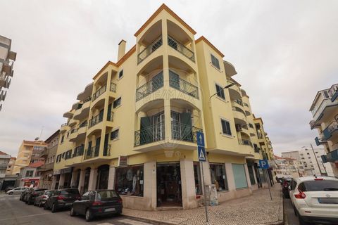 This 2 bedroom apartment is located in the heart of Carregado, close to a variety of shopping facilities and services. Situated on the 1st floor of a building with a lift, the property includes a parking space and a storage room. It is in excellent c...