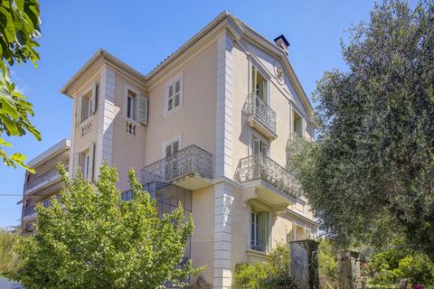 This 3 storey stylish house offers beautiful volumes and benefits from a 548 m2 garden. Charming Belle Epoque villa full of character and charm, there is a large living room and an independent kitchen. On the 1st floor, three bedrooms share a shower ...