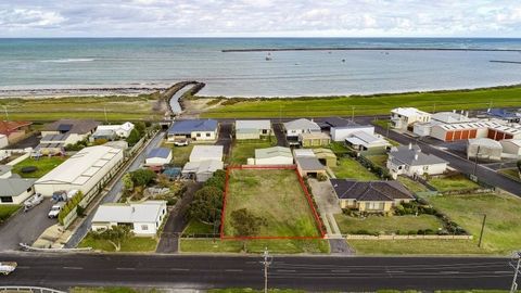 Located one street from the popular Sea Parade of Port MacDonnell you will find this perfect building allotment. Measuring 882 sq/m and being almost level, this would make the perfect spot to build your seaside retreat or holiday home. Design your ho...