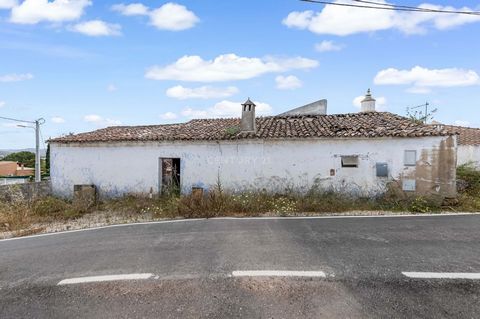 Procura uma casa com potencial para se tornar o seu refúgio ideal? Esta moradia de 2 pisos, localizada em Monte Boi - São Bartolomeu de Messines, é a sua resposta! Com 3 divisões espaçosas e um terreno generoso de 300 m2, esta propriedade oferece um ...