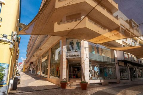 This shop has an excellent location, in the prime area of the city of Portimão, more specifically on Rua do Comercio, next to restaurants, public services and several shops. This is a unique shop, with 432 square metres spread over 3 floors with larg...