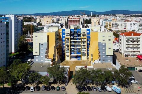 Excellent appartement de 3 chambres dans une communauté fermée du centre-ville et à proximité de toutes les commodités et services, y compris le stade Portimonense, les courts de tennis et de padel, les restaurants, la zone riveraine, le supermarché,...