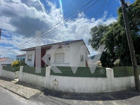 This Bi-Family house, with 2 independent housing units, is located on a 500m2 plot. Located in Guerreiros, municipality of Loures. DESCRIPTION: - detached house on the corner, comprising a basement (ground floor) and ground floor (1st floor level) wh...