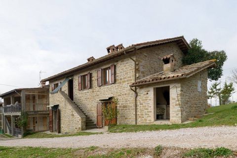 DESCRIPTION DE LA PROPRIÉTÉ Immergé dans les collines de l'Ombrie, dans une position calme et privée mais en même temps proche des principaux services, partie d'une ferme rénovée adaptée à la réglementation sismique. Cette propriété est sur deux nive...