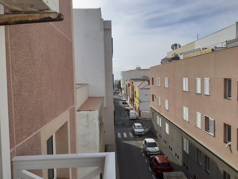 A Vecindario, nel quartiere El Doctoral, è in vendita un edificio fuori terra di quattro piani così distribuito.~Al piano terra troviamo l'ingresso dell'edificio e il garage per 5-6 auto. C'è un servizio igienico nel garage.~Al primo piano c'è un bil...