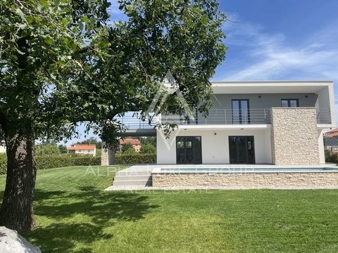 Poreč, Istria: Newly constructed villa close to city and coast Presenting a newly constructed villa in the serene outskirts of Poreč, this exquisite property is now on the market, just a five-minute drive from both the bustling city center and the pr...