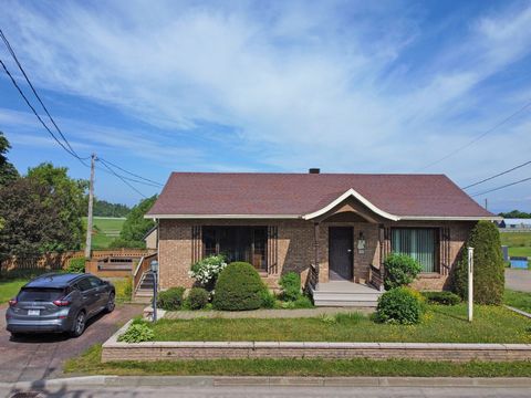 Situé de manière stratégique à Saint-Philippe-de-Néri, ce bungalow en brique offre de nombreuses possibilités. Déjà aménagé en bureau professionnel à domicile, vous pouvez également aménager un logement au sous-sol pour un revenu supplémentaire ou le...