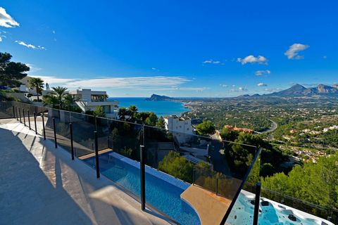 Villa in the famous urbanization of Altea Hills on the Costa Blanca with incredible views of the sea and facing south It is a villa that combines classic architecture with technology and comfort Crossing the main entrance located next to the garage w...