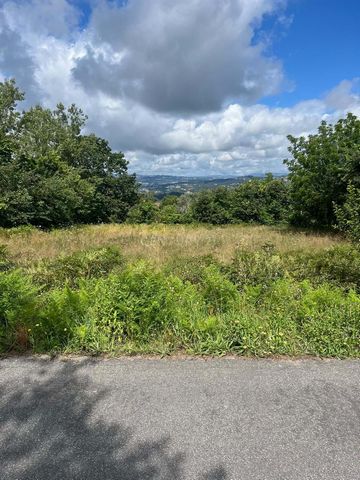 Terrain rustique de 2100 m2, situé dans un excellent secteur face à la route principale. Il a une excellente exposition au soleil et un accès facile. Avec un emplacement privilégié et un accès facile, il est parfait pour diverses utilisations. Contac...