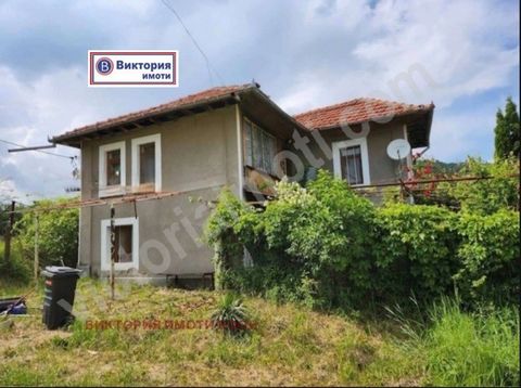 Wir bieten Ihnen ein zweistöckiges Haus im Dorf Ravnovo, 3 km entfernt. aus der Stadt Sofia. Zlataritsa, 11 km. aus der Stadt Sofia. Elena und 30 km von der Stadt Veliko Tarnovo entfernt. Das Anwesen bietet eine gute ganzjährige Verkehrsanbindung und...