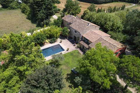 Sul campo, In un intimo universo bucolico, questa bella casa colonica di 475 m2 beneficia di un parco alberato di 9450 m2. Immersa nel cuore di una vegetazione lussureggiante, tra un campo di lavanda che richiama il Mont Ventoux, una rilassante pisci...