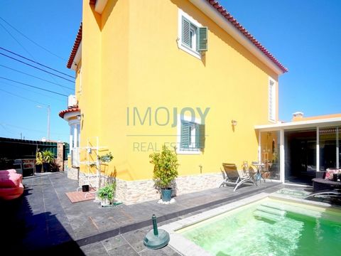 Detached villa with 3 bedrooms and swimming pool inserted in a quiet area of villas overlooking the Serra da Arrábida. This property consists of 2 floors: - On the ground floor we have a large living room with fireplace, a bedroom with built-in wardr...