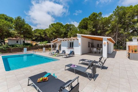 Charming villa for sale in Moraira, located in a privileged area, close to all types of services and facing south-east. This villa accommodated on one floor comprises: entrance, lounge-dining room, large fully equipped kitchen with access to the cove...