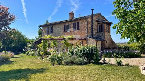 Casale Battifolle ist ein 145 m² großes Bauernhaus, das im Jahr 2019 mit hochwertigen Materialien restauriert wurde. Das Anwesen liegt auf einem Bergrücken mit einem herrlichen Panoramablick, von dem aus man die historischen Ortschaften, die die umli...