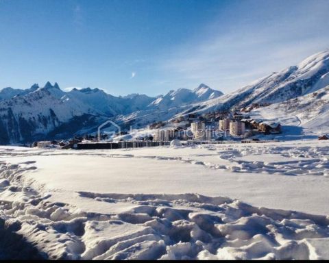 En las alturas de La Toussuire, a una altitud de 1750 m, a 20 minutos de Saint Jen de Maurienne, Te ofrezco este cómodo estudio para 4 personas, disfrutarás de su exterior con una gran terraza orientada al sur y una vista de 360° de nuestras hermosas...