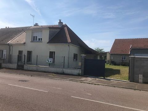 Maison ancienne rénovée comprenant couloir, entrée , cuisine , salle à manger, 2 chambres ,salle d'eau WC séparé, Etage hall pouvant servir de bureau , 2 chambres, grenier aménageable Cave voutée Tout à l'égout , chauffage central avec pompe à chaleu...