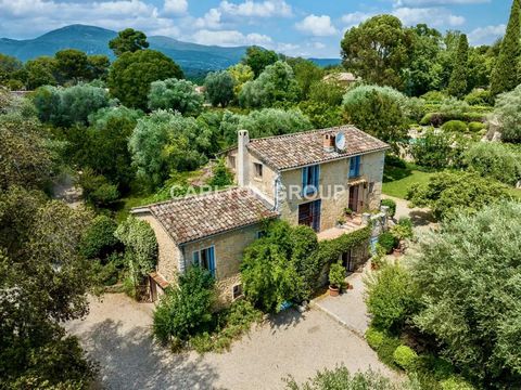 Een schitterende natuurstenen Mas uit de 18e eeuw met uitzonderlijke charme. Dichtbij Valbonne en op loopafstand van het centrum van Roquefort-les-Pins in de zuiden van Frankrijk, een natuurstenen Mas met veel karakter en charme, die een unieke woono...