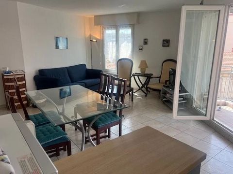 Antibes City Center, in een prachtig gebouw met lift, deze 3 kamers bestaat uit een entree, een grote en lichte woonkamer met ingerichte keuken, balkon, 2 slaapkamers met kast, doucheruimte, apart toilet. Parkeerplaats in de onderbouw Features: - Lif...