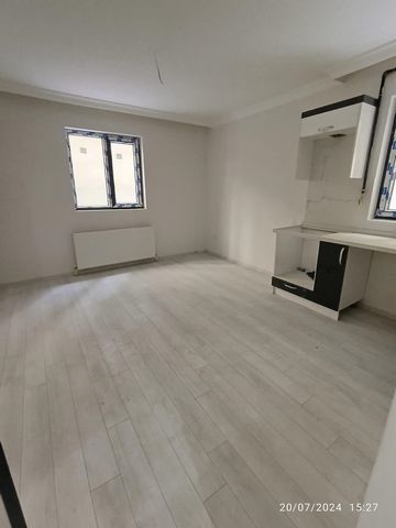 Opportunity Apartment for Sale in a Central Location in Güngören The Apartment is Brand New and has an American Kitchen. The Garden Use Belongs to the Apartment, There is Also a Separate Area in the Garden Section That You Can Use as a Storage. Quali...