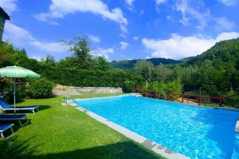 Idilliaca casa in pietra in campagna, tanta pace e privacy, ampio giardino con piscina e altalena, cucina esterna, grill e forno per pizza