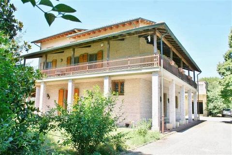 CASTIGLIONE DEL LAGO (PG): In posizione centrale vicino ai servizi, con vista sul lago e sul paese, villa di 350 mq circa su tre livelli, composta da: * Piano terra: ampio ingresso, soggiorno con angolo cottura, camera matrimoniale, bagno, disimpegno...