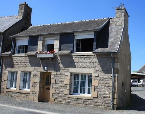 Côtes d'Armor 22300 PLOUBEZRE BOURG Aux Portes de LANNION Maison lumineuse d'environ 106 m2 , alliant le charme de la pierre et la modernité. Ce bien comprend: Au rez-de-chaussée: Une entrée, une cuisine équipée ouverte sur séjour, un salon, une sall...