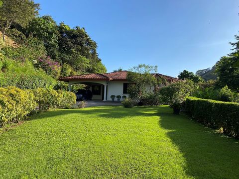   Belle maison avec vue sur la montagne à Atenas, Costa Rica Découvrez la maison de vos rêves à Atenas, Alajuela, au Costa Rica, célèbre pour son « meilleur temps au monde » et son emplacement stratégique près de l’aéroport international et de la pla...