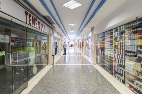 Locaux commerciaux appartenant à la Banque à CENTRE COMMERCIAL CONCORDE (SANTA CRUZ DE TENERIFE) , situés au rez-de-chaussée, identifiés comme locaux 5. Il a une superficie construite de quarante-sept mètres carrés, dispose actuellement d’une divisio...