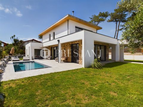 In Anglet Chiberta, close to the beach, contemporary villa from 2022, very bright due to its southern exposure, with an area of 188 m2, on land of almost 900 m2 with swimming pool. On the ground floor we have a large living room of 80 m² integrating ...