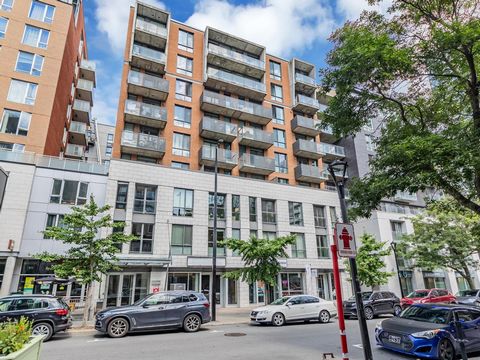 Beautiful condo in the heart of the Golden Mile district; close to Concordia University, Guy/Atwater metro stations, various shops and services, etc. The condo is open concept and very good size. It has 1 parking space, concrete ceilings and 2 balcon...