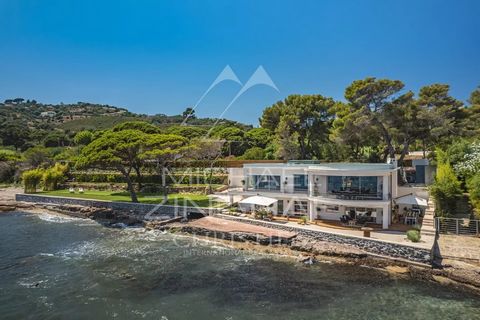 Otrolig villa i art déco-stil, fötterna i vattnet med direkt tillgång till havet, bestående av 4 sviter och ett modernt, ljust vardagsrum som vetter mot terrasserna, sanden, den hisnande utsikten över bukten och den vackra trädgården med träd. En ult...