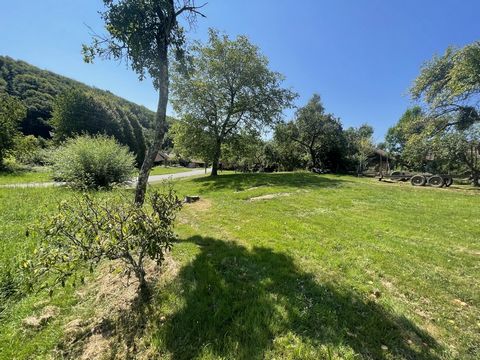 Are you looking for a beautiful plot of land in a quiet area to build your real estate project? The Avenir Immo agency in Ronchamp offers you this beautiful and very pleasant flat plot of land accompanied by its orchard, all on 12 ares 90. The soil s...