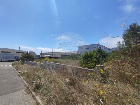 Description Terrain de 1200m², à São Marcos, à bâtir. Intégré dans une grande croissance urbanistique et une forte demande pour son emplacement privilégié entre Sintra et Oeiras. Parfait pour ceux qui veulent construire la maison de leurs rêves avec ...