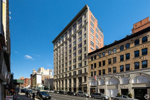 One of Manhattan's hottest shopping destinations. 90' frontage on Lafayette Street between Howard Street and Canal Street. Ready for occupancy, the Property will be delivered vacant for immediate possession. Located in one of Manhattan's premier reta...